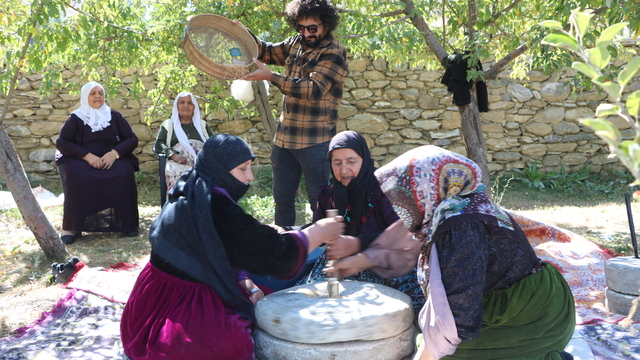 Hakkari'de kadınlar, dedelerinden kalma taş değirmende buğday öğütüyor