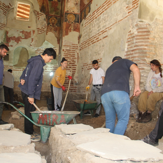 Sinop'ta tarihi kilise geçmişin izlerini duvarlarındaki resimlerle bugüne t...