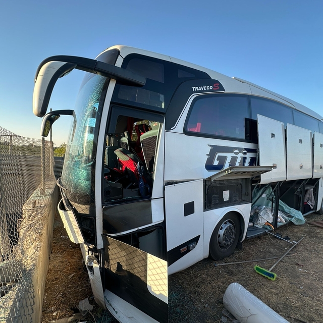 Mersin'de refüje çarpan yolcu otobüsündeki 4 kişi yaralandı