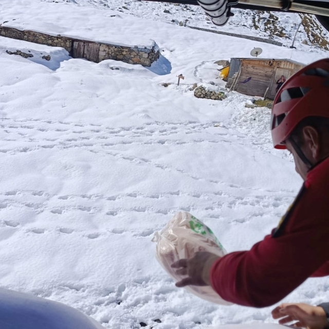 Afet sonrası kara yoluyla ulaşım sağlanamayan yaylalarda mahsur kalanlara a...