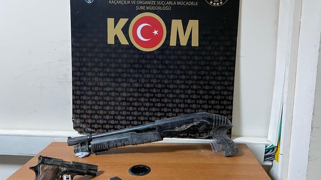 Tunceli'de inşaat alanında ruhsatsız tabanca ve pompalı tüfek ele geçirildi