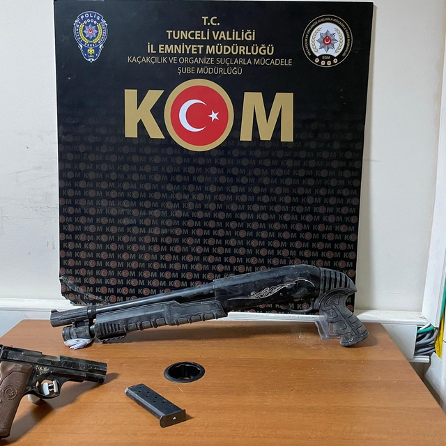 Tunceli'de inşaat alanında ruhsatsız tabanca ve pompalı tüfek ele geçirildi