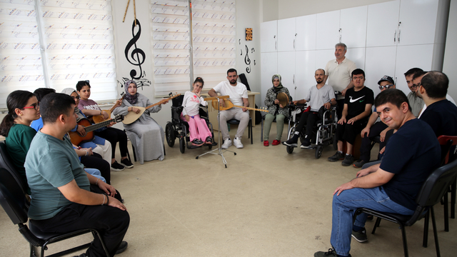 "UNESCO Müzik Şehri" Şanlıurfa'da engelliler ve özel gereksinimli bireyler enstrüman çalmayı öğreniyor
