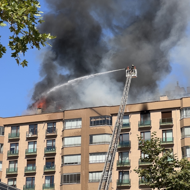 Kayseri'de apartmanın çatısında çıkan yangına müdahale ediliyor