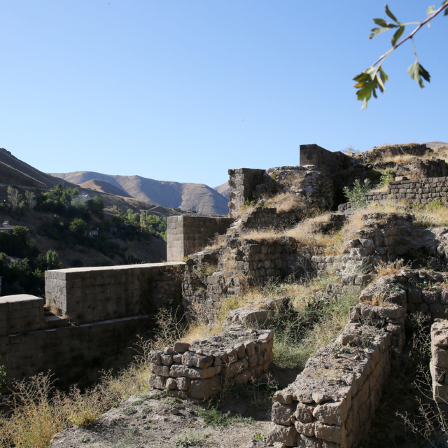 Bitlis Kalesi'ndeki kazılarda ana giriş kapısına ait olduğu değerlendirilen...