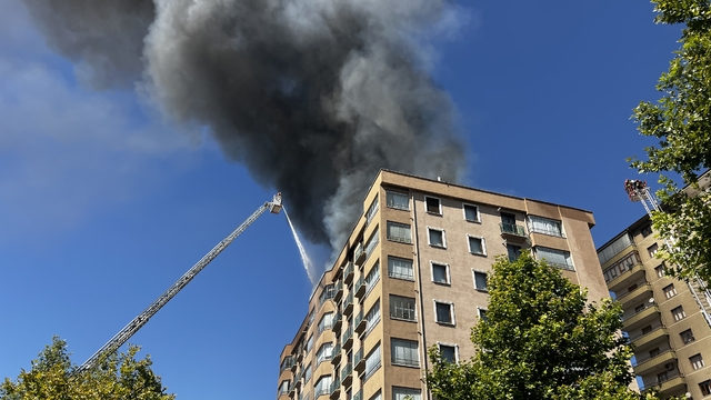 8 katlı binanın çatısında yangın