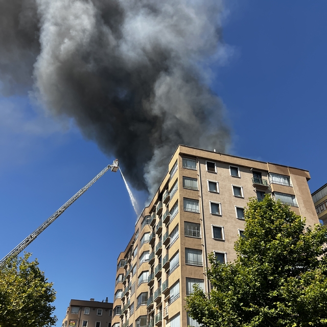 8 katlı binanın çatısında yangın