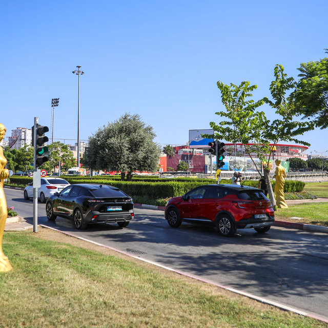 62'nci Altın Portakal Film Festivali öncesi 62 Venüs heykeli, kenti süsleme...