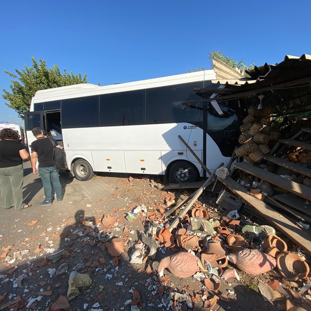 Sultanhisar'da iş yerine çarpan midibüsün sürücüsü yaralandı