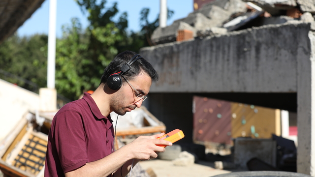 Geliştirilen cihaz depremde enkazdakilerin yerini tespit edip iletişim kurulmasını sağlıyor