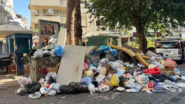 Karşıyaka'da işçiler yeniden eyleme başladı; oluşan çöp yığınları tepkiye neden oldu