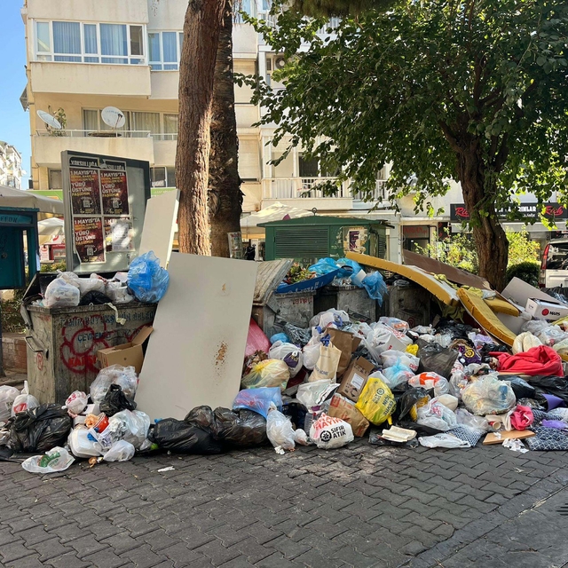 Karşıyaka'da işçiler yeniden eyleme başladı; oluşan çöp yığınları tepkiye n...