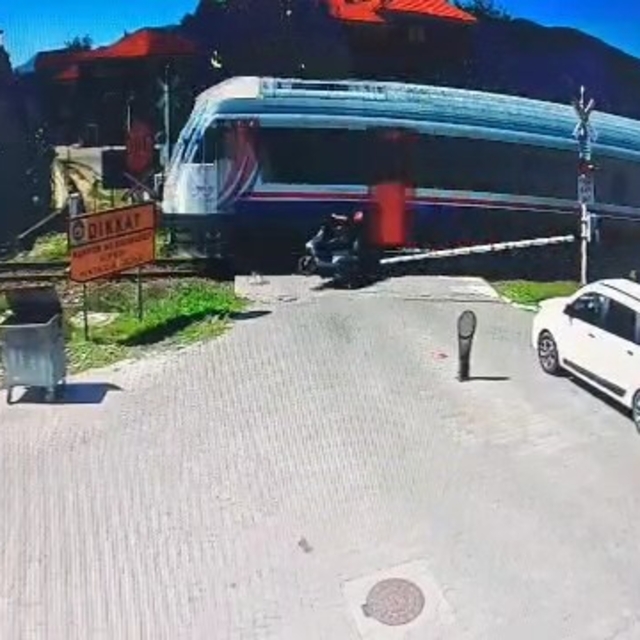Motosiklet, trene çarptı; kaza kamerada