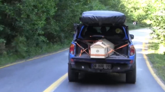 Sel afetinde yol çöktü; cenaze omuzlarda ve elden ele taşındı