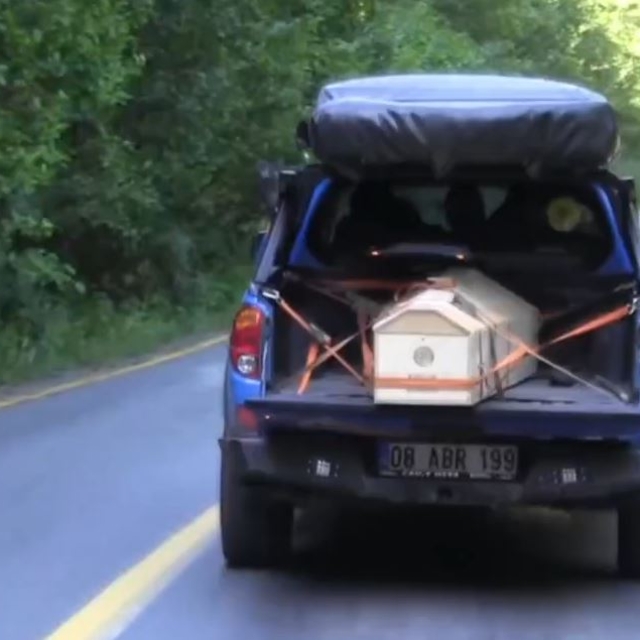 Sel afetinde yol çöktü; cenaze omuzlarda ve elden ele taşındı