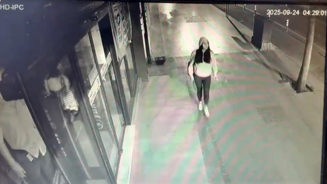 Otomobilin mağazaya çarptı; kazadan saniyerle kurtuldu