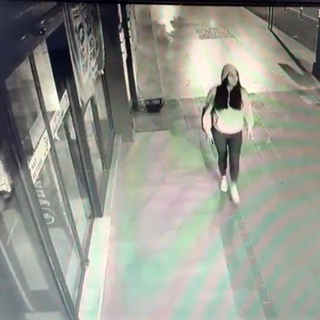 Otomobilin mağazaya çarptı; kazadan saniyerle kurtuldu