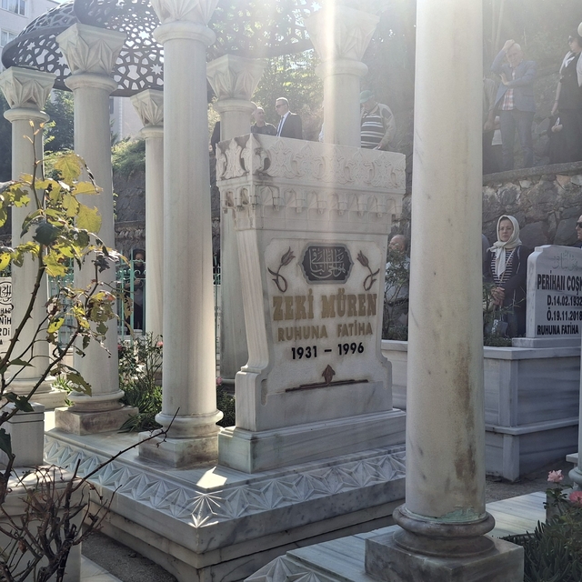 Zeki Müren, ölümünün 29'uncu yıl dönümünde kabri başında anıldı