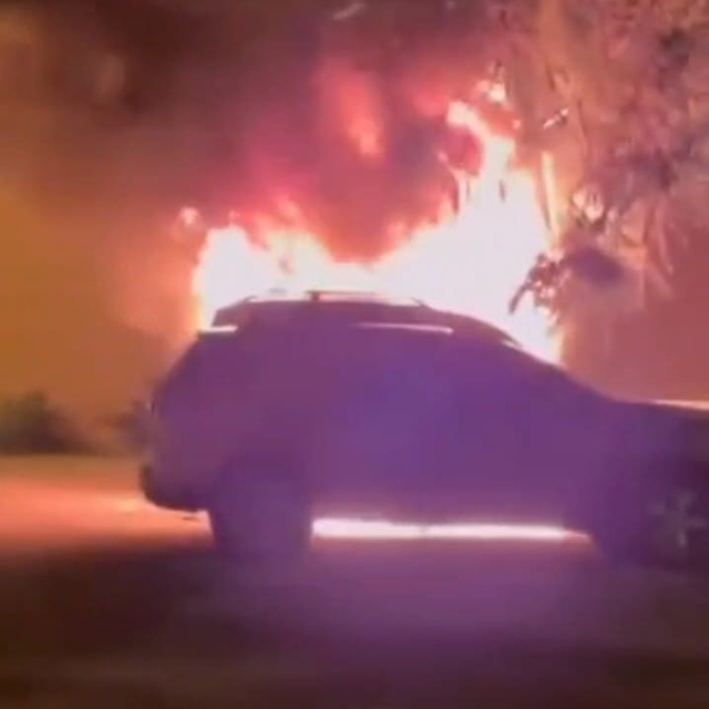 Otoparkta araç yangını; peş peşe patlamalar yaşandı