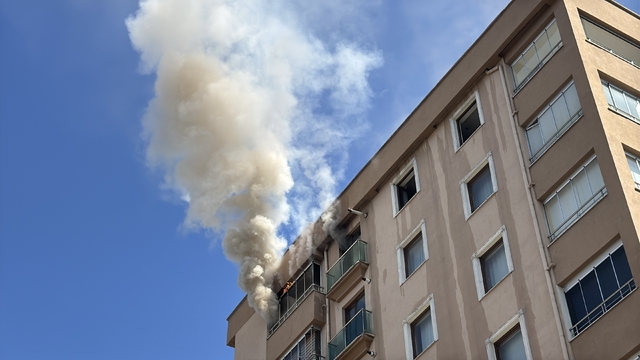 GÜNCELLEME - Kayseri'de apartmanın çatısında çıkan yangın söndürüldü