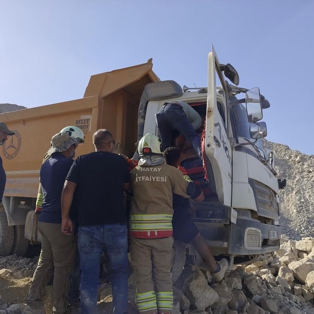 Hatay'da devrilen hafriyat kamyonun sürücüsü yaralandı