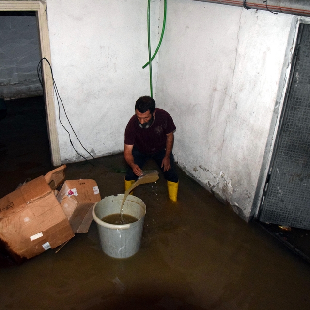 Çöp yığınları kanalları kapatınca mahalleyi su bastı