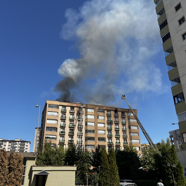 8 katlı binanın çatısında çıkan yangın söndürüldü (2)