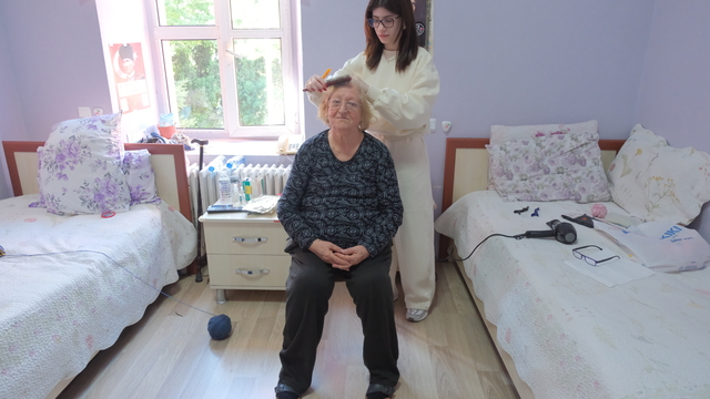 Kırklareli'nde kuaförler Ahilik Haftası kapsamında huzurevini ziyaret etti