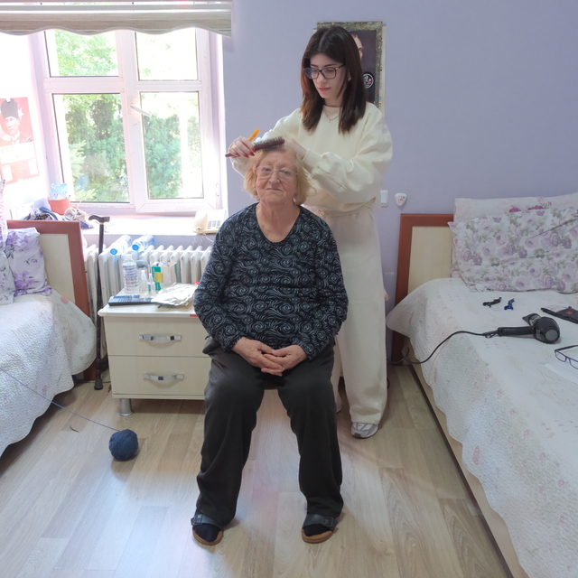 Kırklareli'nde kuaförler Ahilik Haftası kapsamında huzurevini ziyaret etti