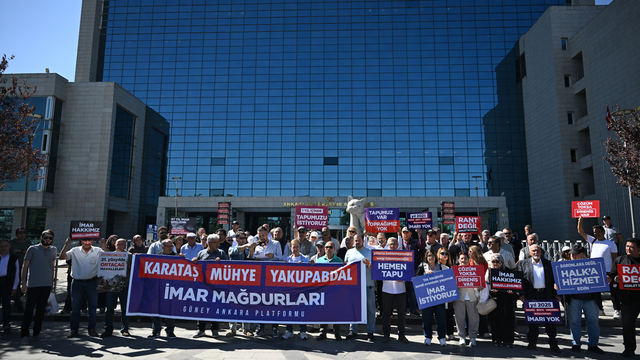 İmar sorunlarının çözümünü isteyen mahalle sakinleri ABB önünde eylem yaptı