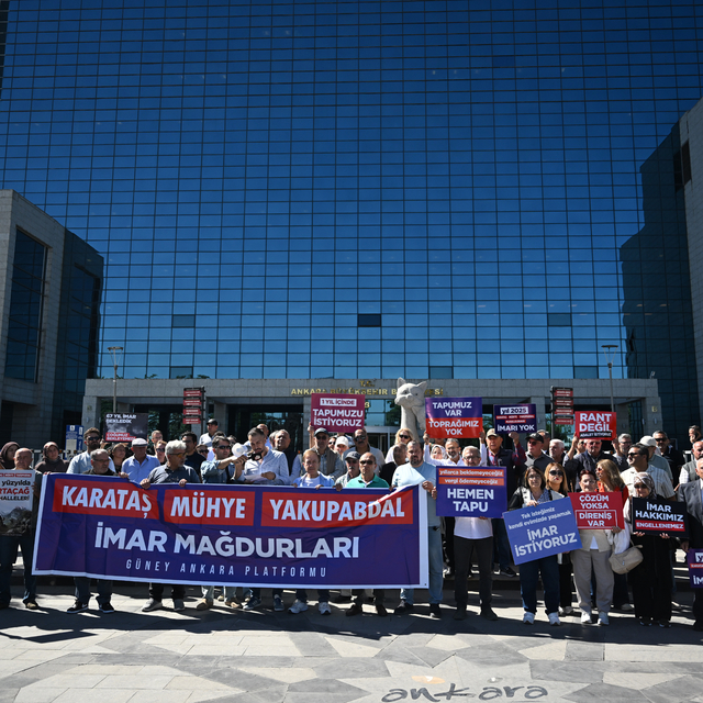 İmar sorunlarının çözümünü isteyen mahalle sakinleri ABB önünde eylem yaptı