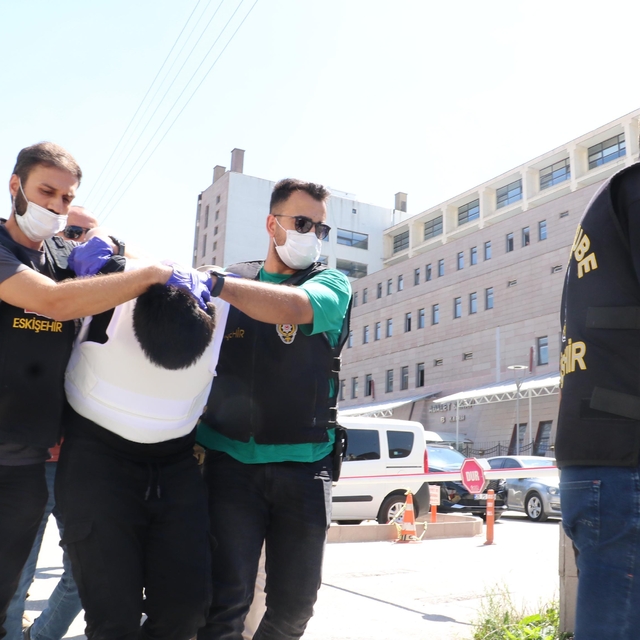 Sokakta karşılaştığı 5 kişiyi bıçaklayan sanığa 75 yıl 5 ay hapis cezası ve...