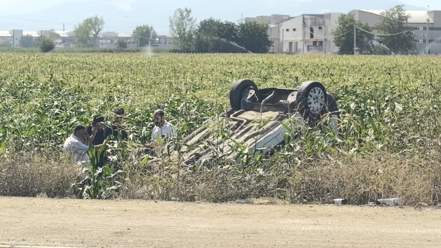 Takla atıp mısır tarlasına uçan hafif ticari aracın sürücüsü yaralandı