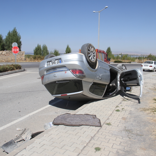 Beyşehir'de otomobil devrildi, sürücü yaralandı
