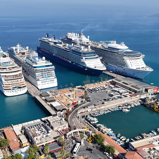 Kuşadası'na 4 kruvaziyerle 13 bin 750 turist geldi