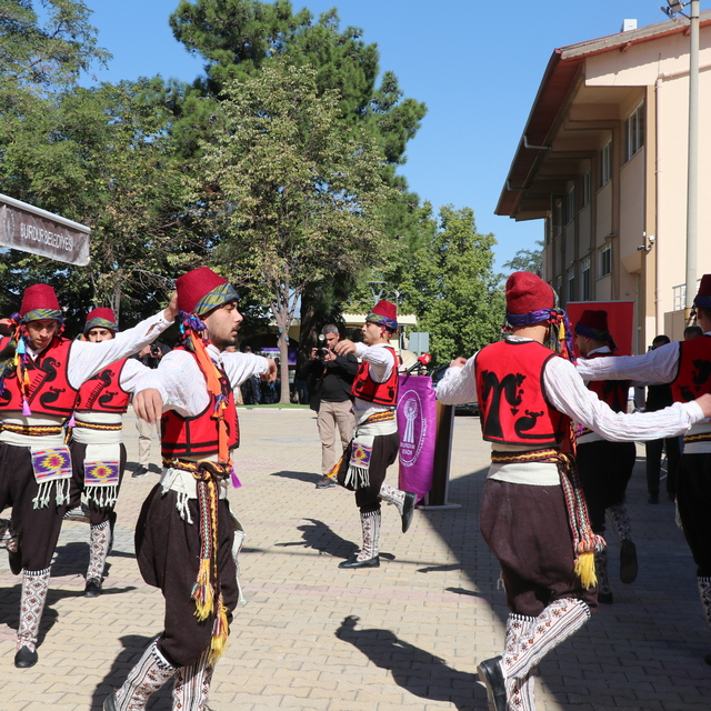 Burdur'da 54 yıllık berbere "Yılın Ahisi" ödülü verildi