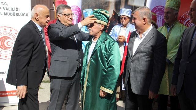 Sinop'ta "Türkiye'de yılın ahisi" seçilen esnafa ahi kaftanı giydirildi