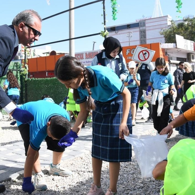 Osmaniye'de öğrencilerden temizlik çalışması