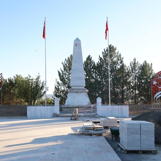 Sivas'ta Garnizon Şehitliği'nde çevre düzenleme çalışması başlatıldı