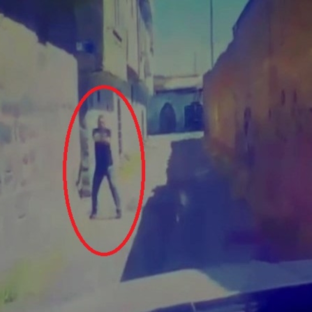 Husumetli akrabasının tabancalı saldırısında yaralandı; o anlar kamerada