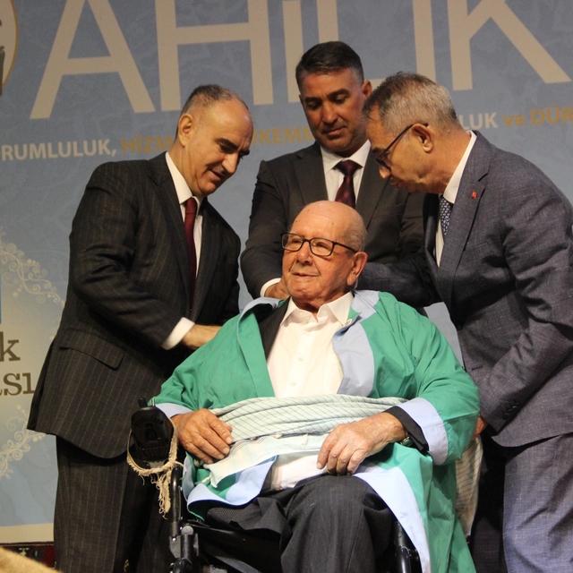 Manisa'da yılın ahiliğine 94 yaşındaki bakkal Abdül Balolsun seçildi