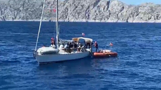 Muğla açıklarında yelkenlide 27 kaçak göçmen ve 2 organizatör şüphelisi yakalandı