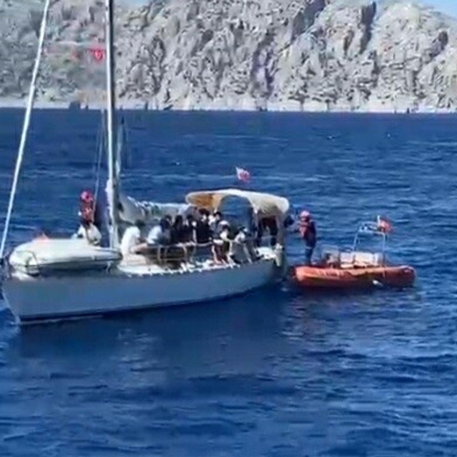 Muğla açıklarında yelkenlide 27 kaçak göçmen ve 2 organizatör şüphelisi yak...