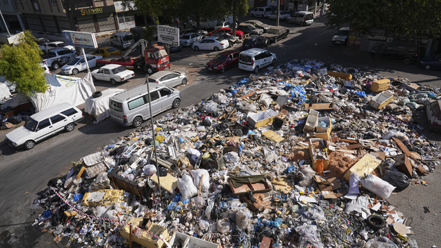 İzmir'de esnaf toplanmayan çöplere karşı mazotla haşere önlemi
