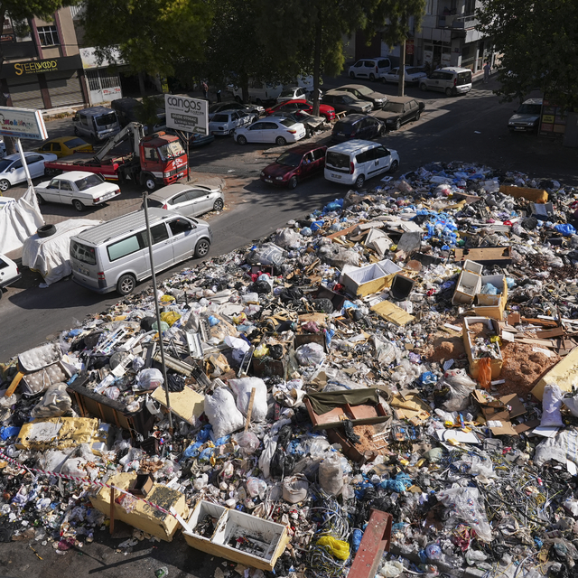 İzmir'de esnaf toplanmayan çöplere karşı mazotla haşere önlemi