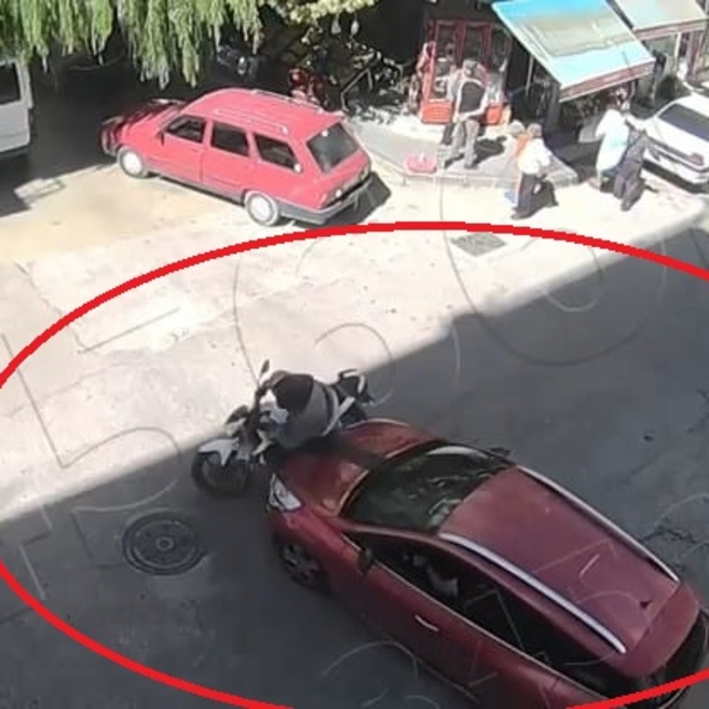 Otomobille çarpışan motosikletin sürücüsü yaralandı