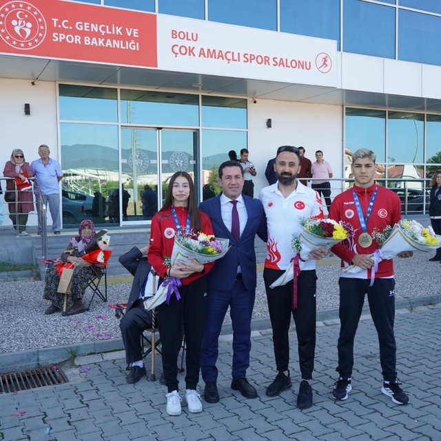 Genç muaythai dünya şampiyonları Bağcı ve Öncel, Bolu'da coşkuyla karşıland...