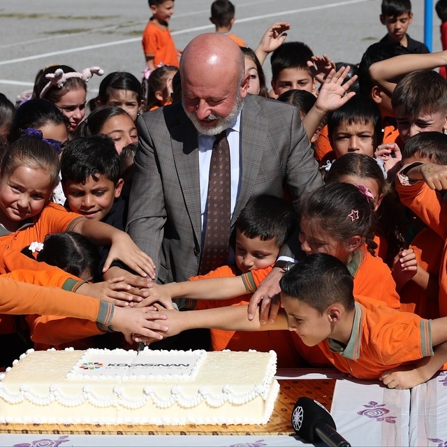 Başkan Çolakbayrakdar, minik öğrencilerle bir araya geldi