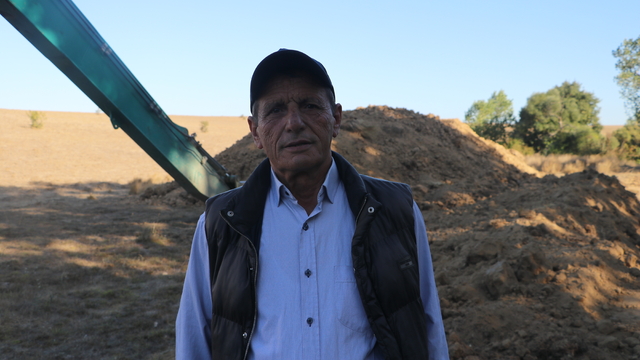 Gölet kuruyunca hayvanları susuz kalan üreticiler, eski bir kaynaktan su çıkarıp yeni gölet yaptı