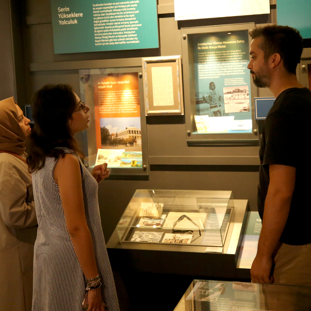 Zeki Müren'in gözlüğü ve el yazısı şarkı sözü Antalya'da sergileniyor